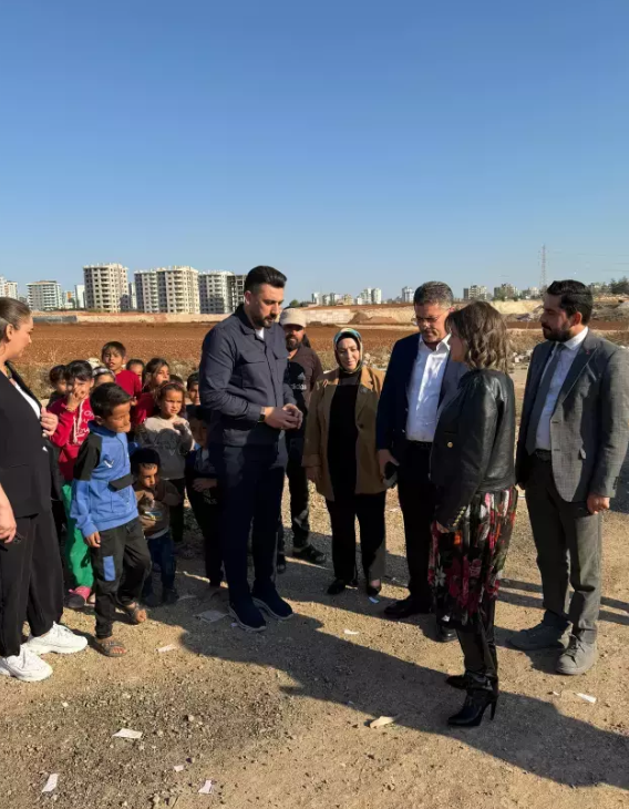 80 minlik çəkməsi ilə ayaqyalın uşaqları ziyarət etdi - FOTO